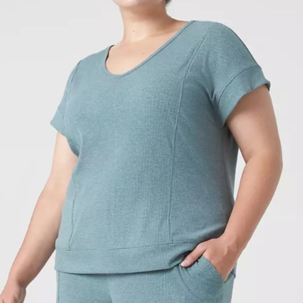 NWOT LIVI Lane Bryant Ribbed V-Neck Cropped Tee